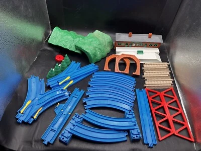 P997 Tomy 4762 Thomas & Friends Train Railway Fun Set Station Bridge Stop N Go - Image 1 of 4