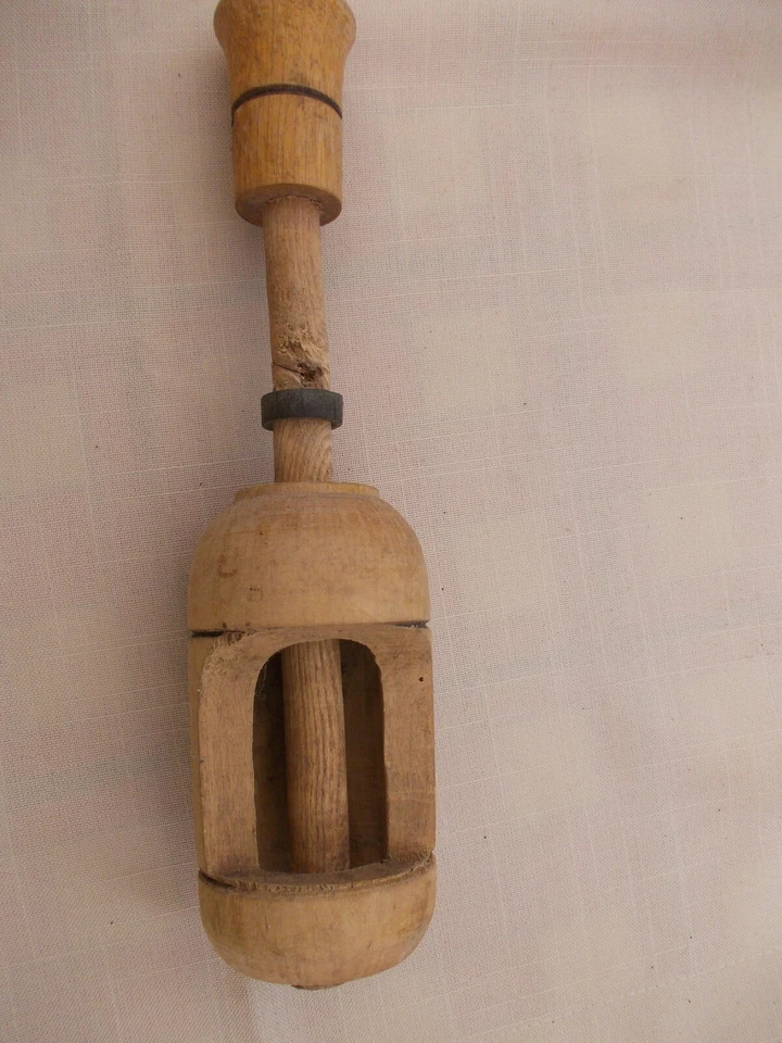 ANCIEN BOUCHE BOUTEILLE EN BOIS - Photo 1/1