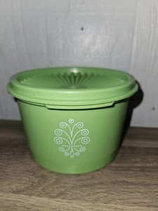 Vintage Tupperware Green Servalier Cannister #1297-16 W/lid #812-36 - Picture 1 of 10