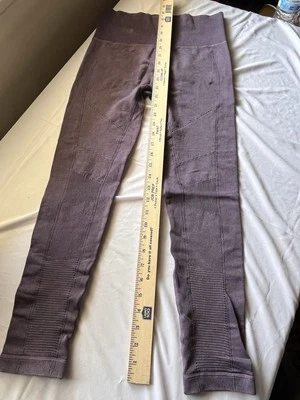 Leggings Yummie Moto Talla L/XL Atletismo Aire Libre Gimnasio Entrenamiento Color Púrpura Foto 1 de 4