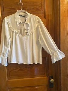 Zara Top Damen L Kunstperlenbesatz Rüschen V-Ausschnitt Elfenbein Prärie Cottagecore Neu mit Etikett - Bild 1 von 10