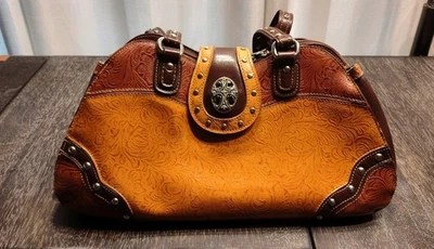 M.C. Bolso de hombro Marc Chantal de cuero vaquera occidental con tachuelas en relieve Foto 1 de 4