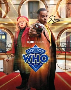 Doctor Who Autograph: SAM SHERPA-MOORE (Joy to the World) Signed Photo - Bild 1 von 1