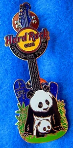 GUITARRA AZUL BAMBÚ Y BEBÉ PANDA GIGANTE UYENO-EKI TOKYO PIN Hard Rock Café - Imagen 1 de 1
