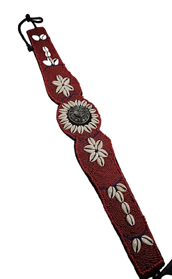 Cinturón de Colección Boho Cowrie Shell y Cuentas Rojo y Azul con Medallón Central Acentos Azul Foto 1 de 4