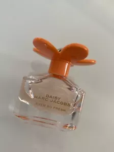 Marc Jacobs Daisy Ever So Fresh Cute Mini Bottle 5ml - Picture 1 of 4