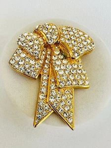 Hermoso broche de pasador de arco grande tono dorado de colección NOLAN MILLER cristales transparentes - Imagen 1 de 6