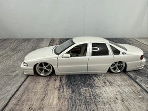Jada Dub City 1996 Chevrolet Impala SS Vintage 1:24 White Low Ride Chevy Display - Picture 1 of 9