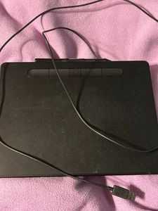 Używany i działający czarny tablet graficzny Wacom Intuos medium - CTL6100WLE0 - Zdjęcie 1 z 5