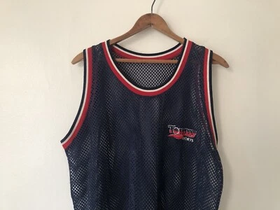 Camiseta deportiva de baloncesto vintage años 90 Y2K Tommy Sport Hilfiger malla bordada azul marino Lg Foto 1 de 4