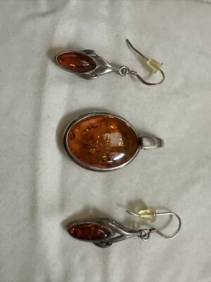 Juego de pendientes colgantes y colgantes de ámbar y plata de ley del Báltico Foto 1 de 4