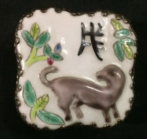 PILLENDOSE MIT PORZELLANBEZUG VERSILBERT GRAVIERTE SEITEN ASIATISCHES TIERMOTIV  - Bild 1 von 6