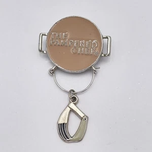 Prendedor de chef mimado vintage insignia de premio herramienta de cocina colgante coleccionable tono plateado - Imagen 1 de 5