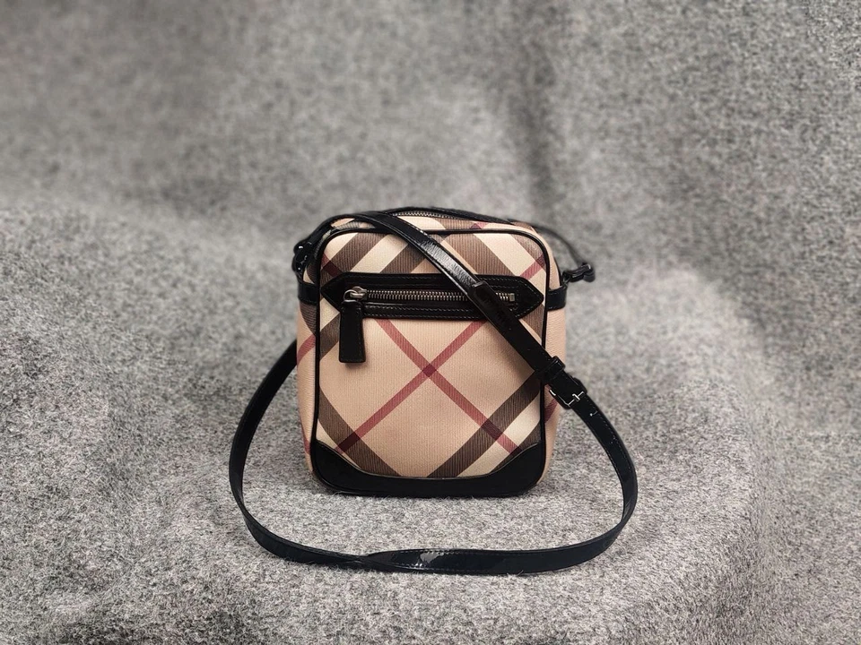 Bolso Bandolera Burberry Established The Link Tela Nova Check Negro Patente Foto 1 de 4