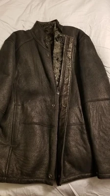 Jhane Barnes 羊皮大衣男式,尺寸 L,黑色,染色剪羊毛羊羔。  — 第 1/4 张图片