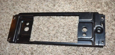 1978-1980 OLDSMOBILE OLDS CUTLASS RADIO STEREO BRACKET MOUNT FACEPLATE METAL Foto 1 de 4