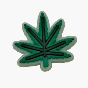Dije de zapatos de cannabis verde en forma de hoja dije de zapatos PVC accesorio divertido adultos - Imagen 1 de 3