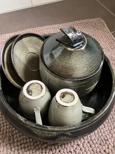 keramik handgetöpfert Schale Topf 2 Tassen m. Untersetzer + Blumenvase Erdfarben - Bild 1 von 19