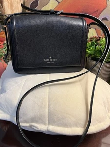 Kate Spade Umhängetasche schwarz genarbt Handtasche Klappe vorne verstellbare Riemen - Bild 1 von 15