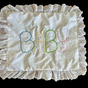Vintage bestickt Baby Kissenbezug Ösen Spitzenborte gelb Gingham Kinderzimmer - Bild 1 von 5