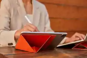 ¡Nuevo! Soporte universal magnético MOFT Snap para tabletas de 9,7 a 13”; naranja atardecer - Imagen 1 de 11