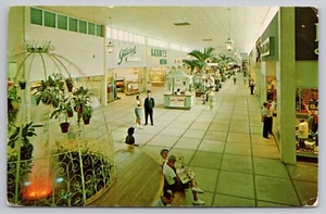 1965 Orlando, FL - Nuovo Colonial Plaza Mall - Fontana, cartolina in tessuto di Gilbert - Foto 1 di 5