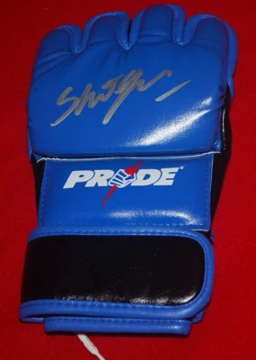 MAURICIO RUA SHOGUN PRIDE MMA Signed Glove Beckett Witnessed COA W796961 - Image 1 of 4