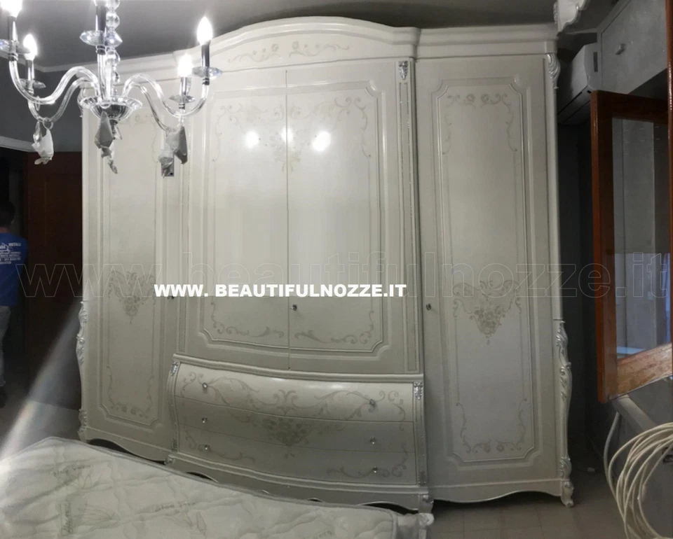 ARMADIO 4 ANTE E 3 CASSETTI IN LEGNO BIANCO E DECORI IN FOGLIA ARGENTO  - Immagine 1 di 1