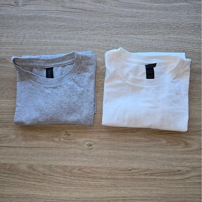 Pack de 2 camisetas Gildan gris y blanco manga corta talla juvenil mediana Foto 1 de 4
