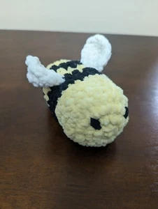 Handmade Crochet Amigurumi Bumblebee/Bee Plush/Plushie 6"x3" - Bild 1 von 4