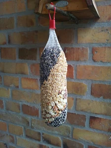 3 Futterspiralen gefüllt mit Vogelfutter Meisenfutter Winterfutter Meisenknödel - Bild 1 von 2
