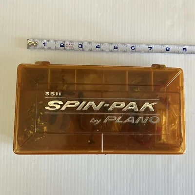 Caja de pesca PLANO 3511 Spin Pak con señuelos artículo de colección de coleccionistas Foto 1 de 4