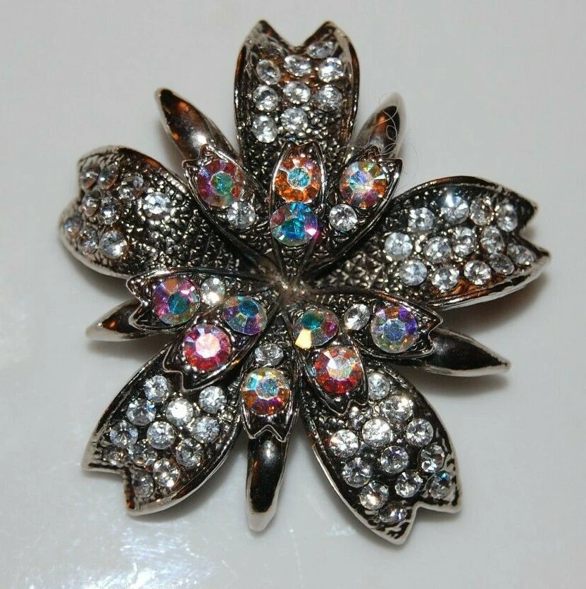 Elegante prendedor o broche de diseño de flores con pedrería arco iris de metal plateado con pedrería Ab Foto 1 de 4