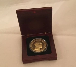 OBAMA CHALLENGE COIN In WOOD BOX PRESIDENT EAGLE SEAL USA FLAG DEMOCRAT BARACK - Picture 1 of 16