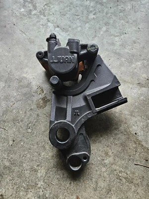 CF Moto CF650 650NK 2022 PINZA FRENO TRASERO SOPORTE MONTAJE FRENO Foto 1 de 4