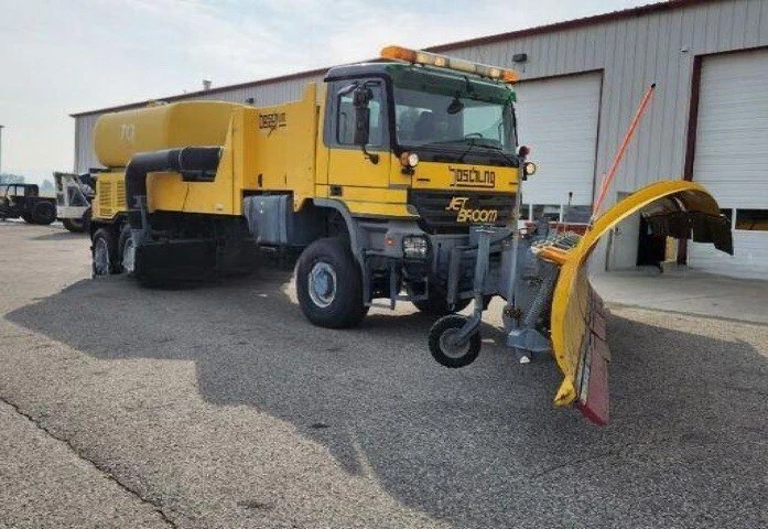 2008 Boschung Airport Runway Snow Plow Truck 28 Ft snow plow 10k Mile MAKE OFFER - Image 1 of 4