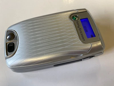Sony Ericsson Z600 Mobile Phone UNLOCKED Flip Fold Silver -Vintage Fully Working - Image 1 of 4