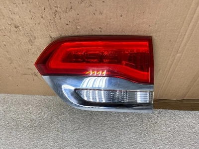 Luz trasera interior lateral del pasajero derecho Jeep Grand Cherokee 2014-2018 OEM U8760 DW Foto 1 de 4