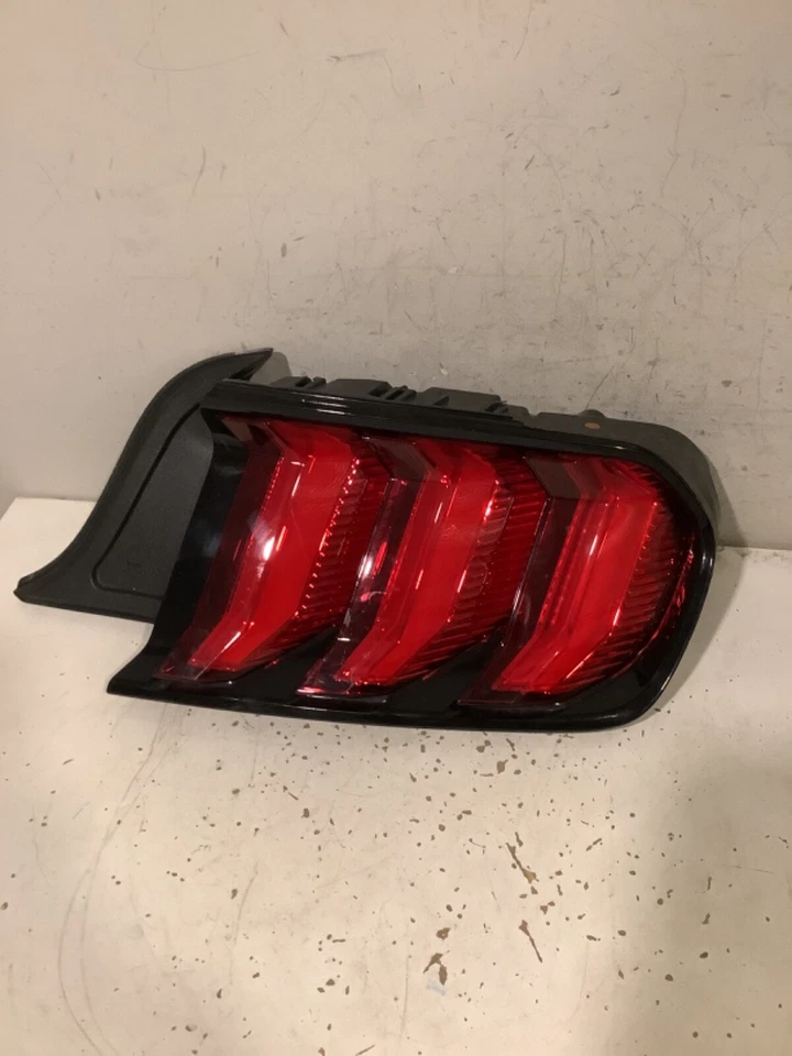 Luz trasera derecha para pasajero Ford Mustang 2015-2017 Tyc C59R-13512 TL Foto 1 de 4