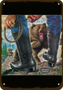1982 NOCONA STIEFEL Cowboy vs Grizzlybär Vntg-Look DEKORATIVE REPLIK METALLSCHILD - Bild 1 von 1