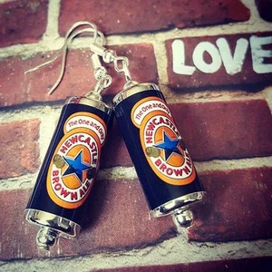 PENDIENTES ÚNICOS NEWCASTLE MARRÓN ALE festival GEORDIE bebida PUB miniatura CERVEZA  - Imagen 1 de 1