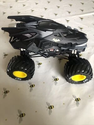 Monster Jam Official Batman Monster Truck Collector Die-Cast Vehicle 124 Scale - Image 1 of 4