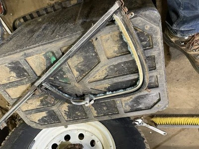 Plymouth Cranbrook 1953 4-D lado del conductor puerta trasera ventilación marco de ventana Foto 1 de 4