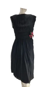 Vestido para mujer Herbert Sondheim pequeño negro vintage años 50 seda plisada funda - Imagen 1 de 7