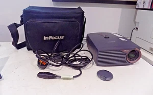 Proyector In Focus LP400 345 Horas Bombilla Uso en Estuche con Cables Funcionando - Imagen 1 de 10