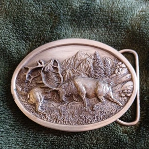 WG13126 FANTASTIC VINTAGE 1983 **ELK FIGHTING** ANIMAL NATURE BELT BUCKLE - Picture 1 of 2