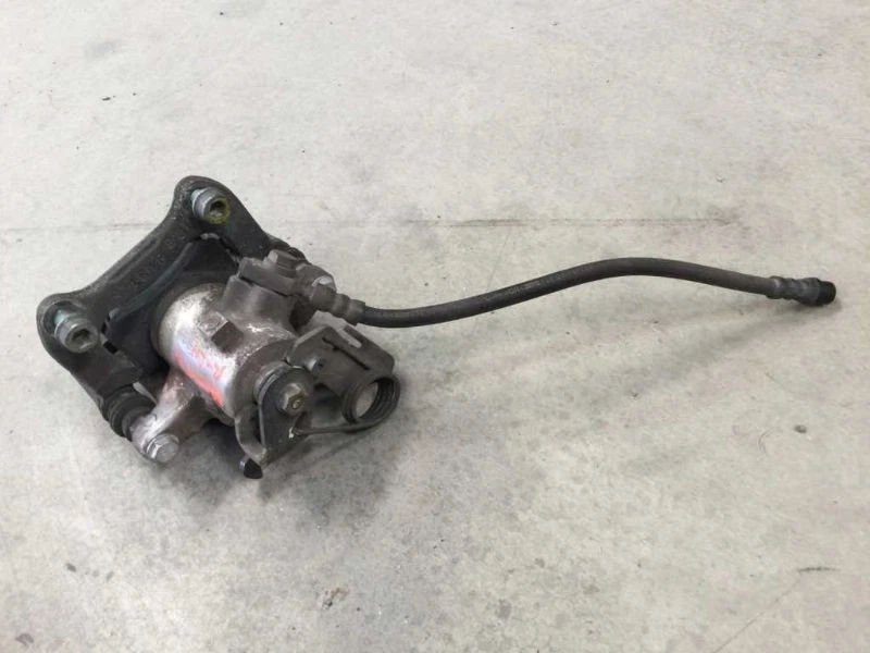 99-04 Audi A6 Quattro V6 AWD LH Pinza trasera izquierda con montaje de soporte Foto 1 de 4