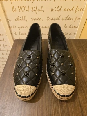 Alpargata plana Karl Lagerfeld Paris The Diya acolchada con tachuelas Foto 1 de 4