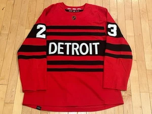 Detroit Red Wings Reverse Retro 2.0 Primegreen Lucas Raymond Sportshaven 50 LEER - Imagen 1 de 9