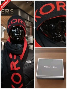JUEGO BUFANDA GORRO MICHAEL KORS NEGRO CON CONTRASTE ROJO LOGOTIPO MICHAELKORS PRECIO DE VENTA SUGERIDO POR EL FABRICANTE 120 £ - Imagen 1 de 8